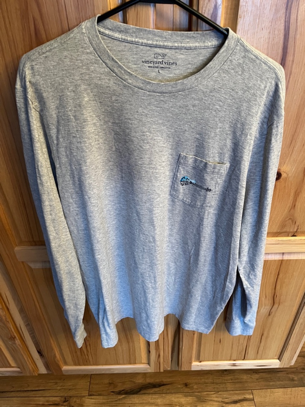 Vineyard Vines Men’s Long-Sleeve Pocket Tee in Heather Gray, guitar graphic EUC